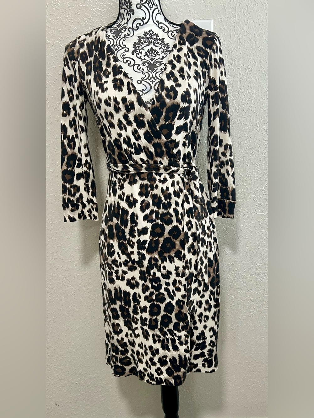 Diane von Furstenberg Cybil Snow Cheetah Silk Wrap Dress Strech Material Size 4